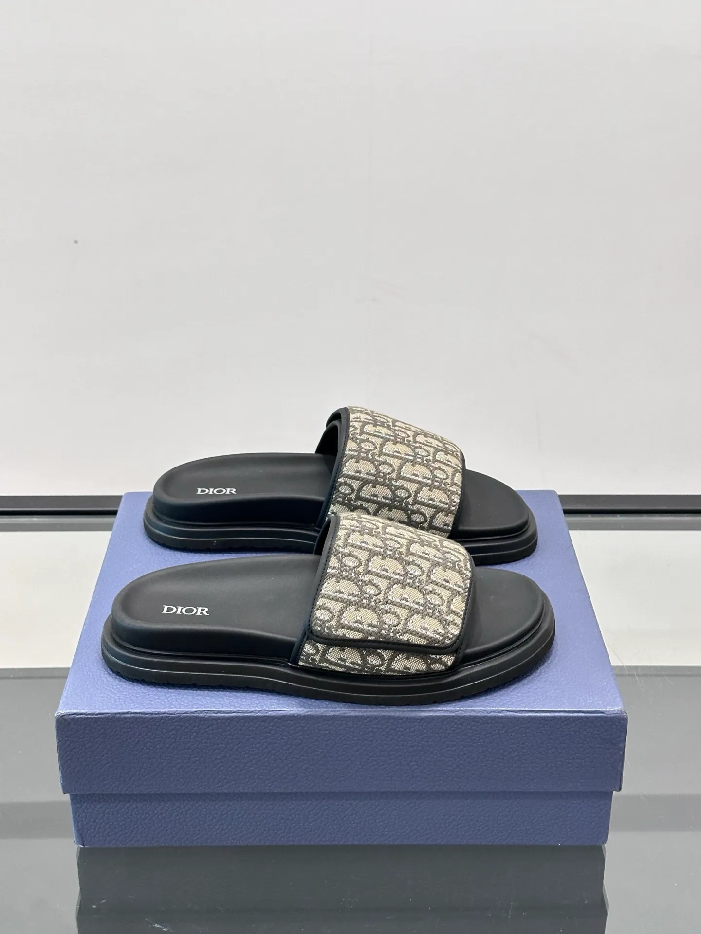 Factory price: 280💰𝐂𝐡𝐫𝐢𝐬𝐭𝐢𝐚𝐧 𝐃𝐢𝐨𝐫 Dior's latest popular sandals, classic upgraded Velcro sandals, original replicas, super durable and versatile, very comfortable on the feet, slimming and white, original cowhide leather upper, sheepskin lining Original d hardware buckle Original molded T men's shoes 💰U outsole Size: 38-44 (.45.46 customized)